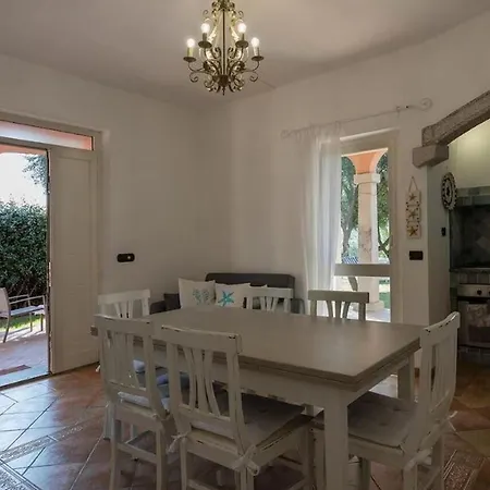 Ampia Con Piscina E Vista Per 12 Persone