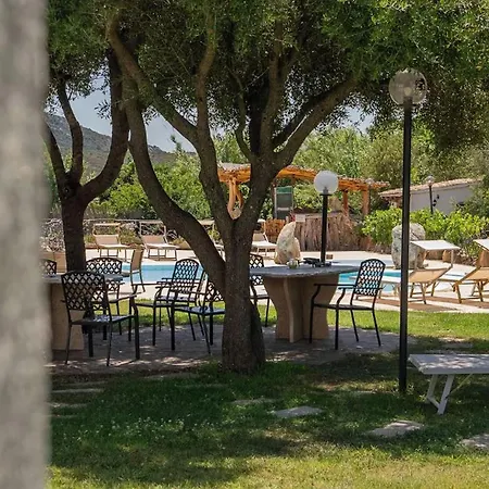 Ampia Con Piscina E Vista Per 12 Persone