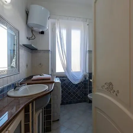 Ampia Con Piscina E Vista Per 12 Persone