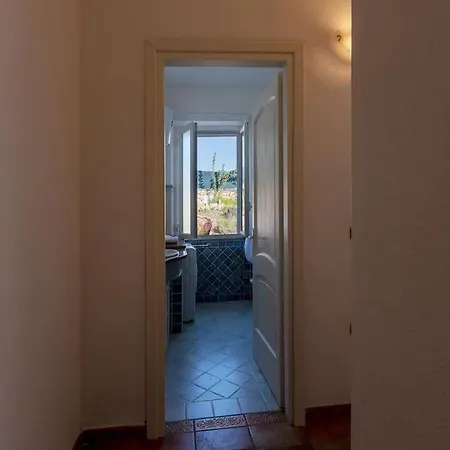 Ampia Con Piscina E Vista Per 12 Persone