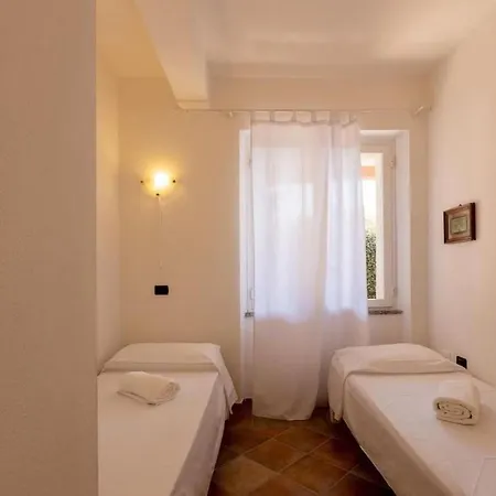 Ampia Con Piscina E Vista Per 12 Persone
